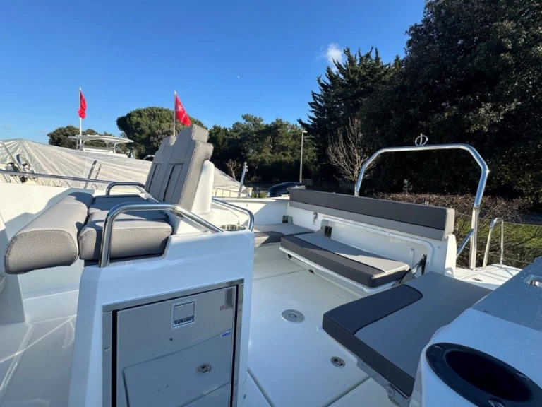 Barca a motore a noleggio a La Flotte al miglior prezzo