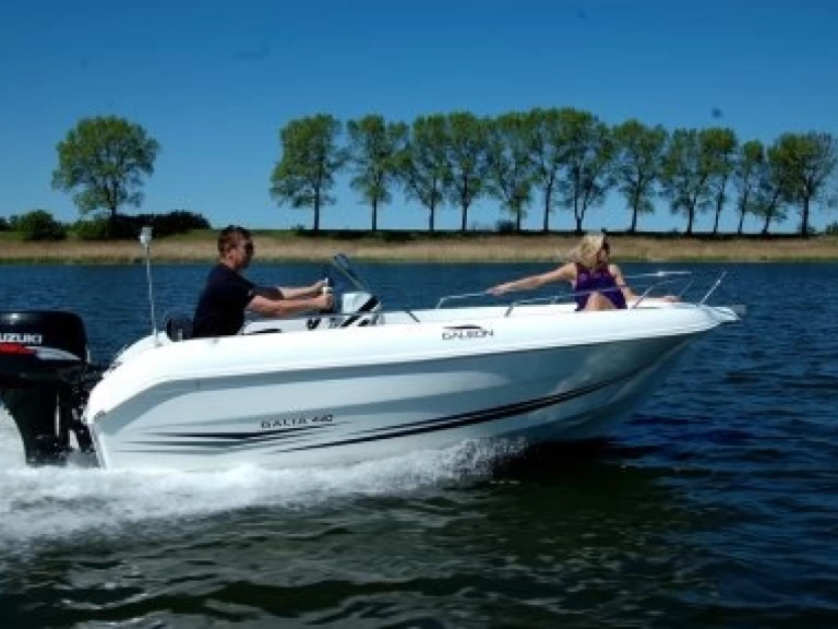 Barca a motore a noleggio a Portocolom al miglior prezzo