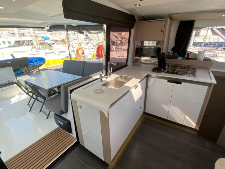 Noleggio barche Fountaine Pajot Isla 40 a Marine de Sant'Ambrogio su Samboat