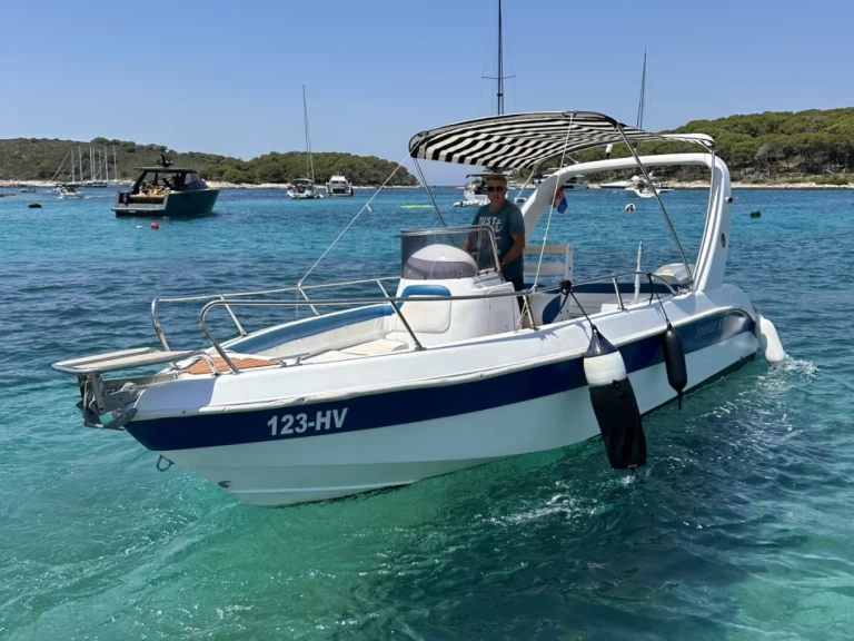 Noleggiare una Speeder 680 Open a Lesina (Hvar)