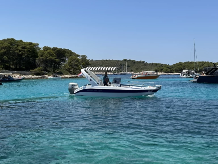 Noleggio Barca a motore a Lesina (Hvar) – Speeder 680 Open