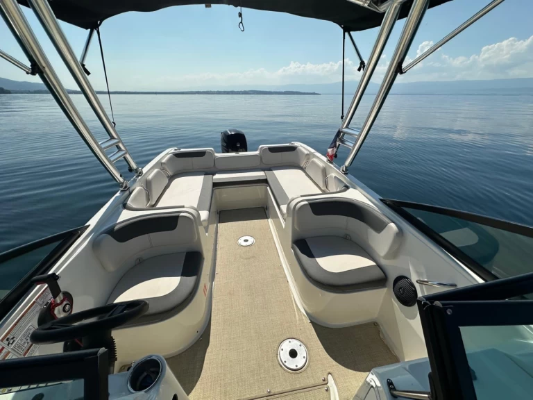 Noleggiare una Bayliner E7 a Amphion-les-Bains