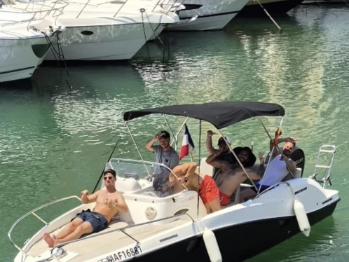 Noleggiare una Quicksilver Activ 605 Sundeck a Fréjus