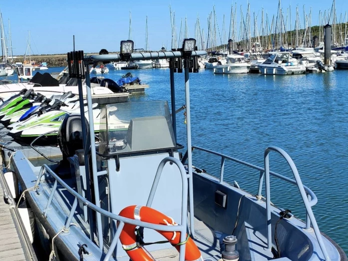 Noleggio Barca a motore a Les Sables-d'Olonne – Boston Whaler Boston Whaler 22 Outrage