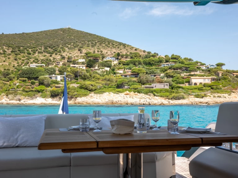 Sunseeker PREDATOR 65 da affittare a  Saint-Tropez