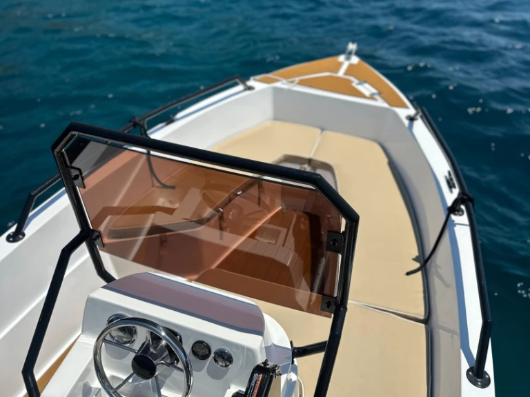 Noleggiare una BravaBoats BF 470 a Roses