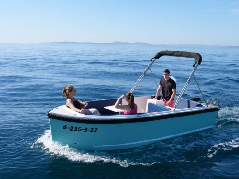 Noleggiare una Maxima 500 a Roses