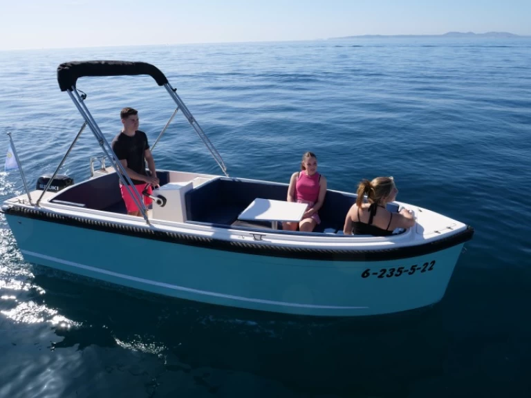 Barca a motore a noleggio a Roses al miglior prezzo