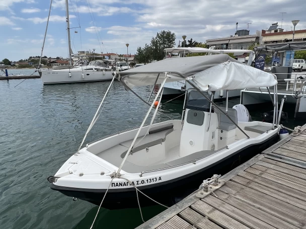 Barca a motore a noleggio a Néa Moudhaniá al miglior prezzo