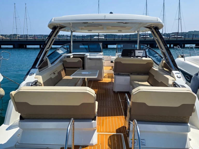 Noleggio barche Aquila Aquila 32 a Pola su Samboat