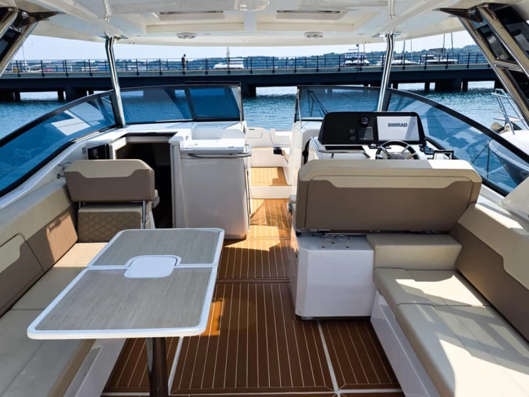 Noleggio Barca a motore con o senza skipper Aquila a Pola