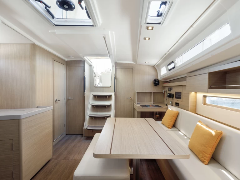 Noleggiare una Bénéteau Oceanis 40.1 a Álimos