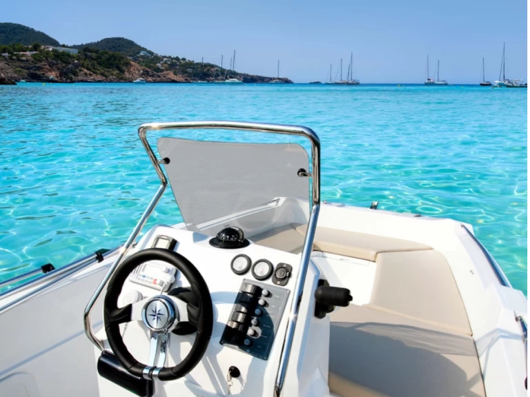 Barca a motore a noleggio a San Antonio Port al miglior prezzo