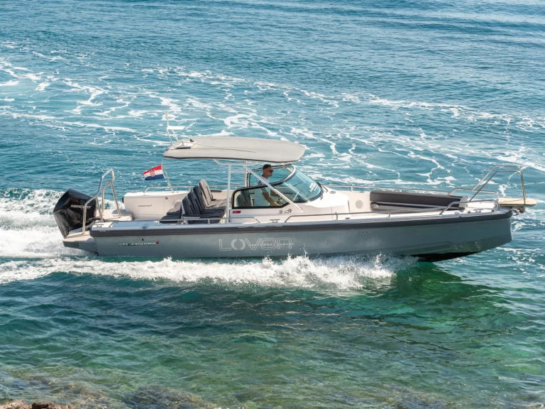 Noleggio Barca a motore Axopar con patente nautica