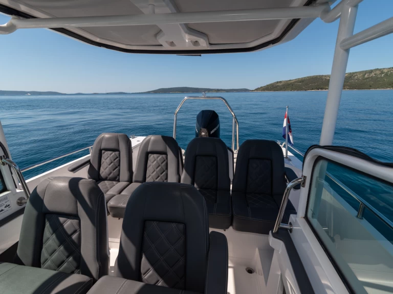 Noleggiare una Axopar Axopar 28 T-Top a Spalato