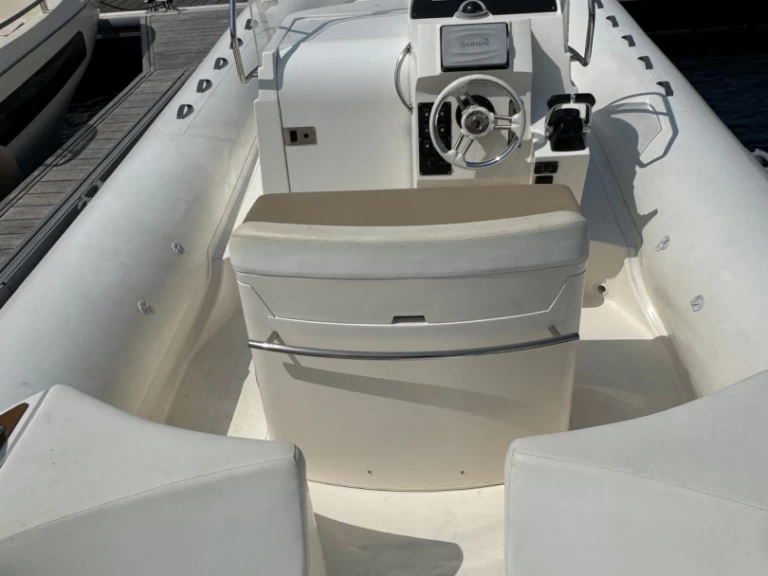 Noleggiare una Capelli Tempest 1000 CC a Porto-Vecchio