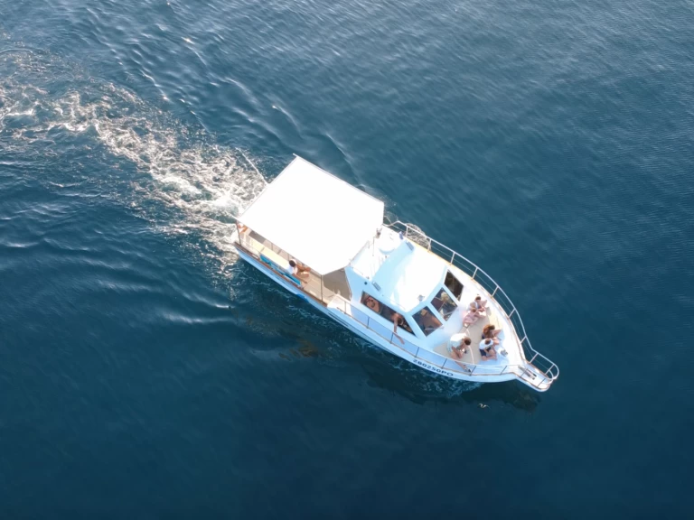 Barca a motore a noleggio a Funtana-Fontane al miglior prezzo