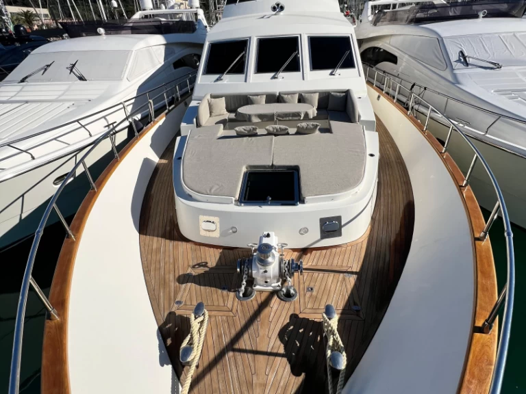 Noleggio Yacht di lusso Falcon con patente nautica