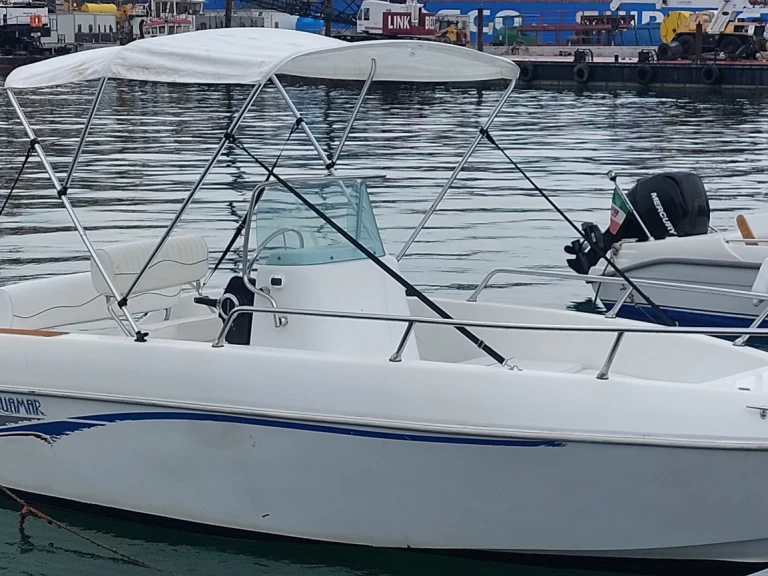 Noleggiare una BLU LINE Schizzo 520 a La Spezia