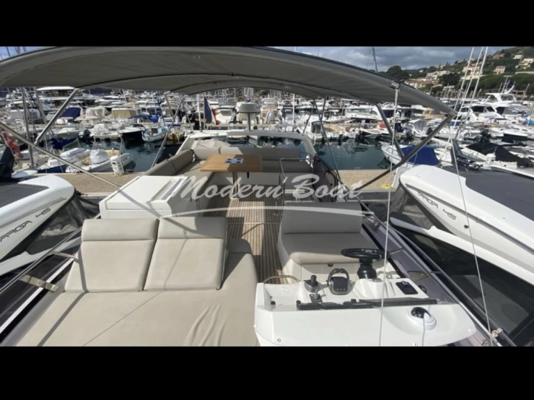 Noleggio Yacht di lusso Prestige con patente nautica