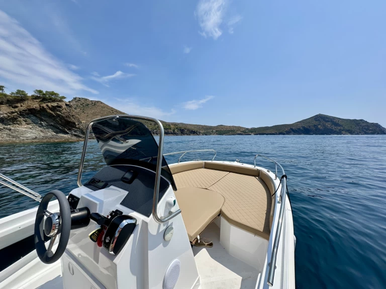 Noleggiare una Barqa Q20 a Roses