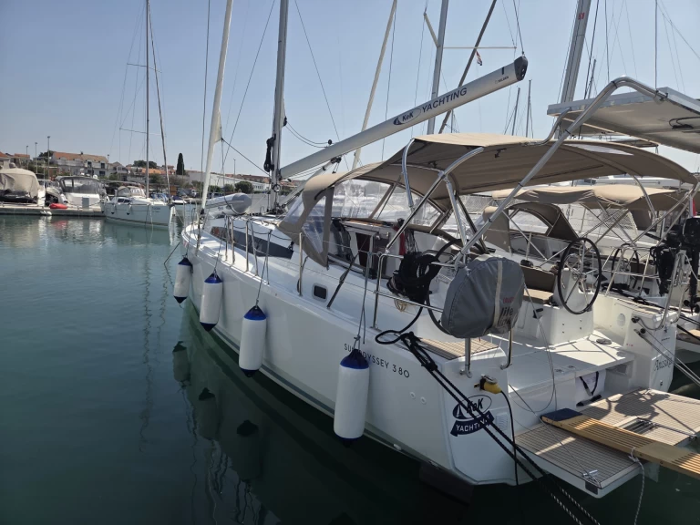 Noleggio Barca a vela Jeanneau con patente nautica