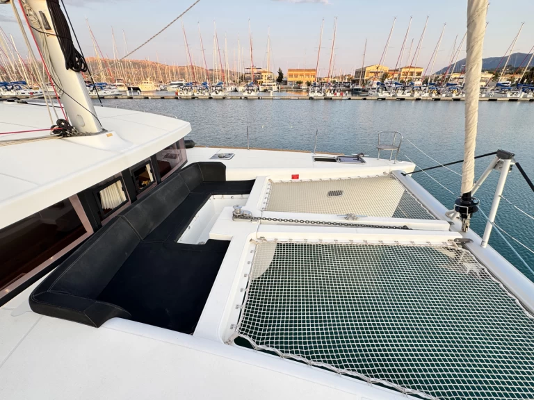 Noleggiare una Lagoon Lagoon 450 Sport Top a Nikiána