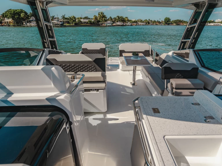 Noleggio barche Aquila Aquila 32 Sport a Saint-Raphaël su Samboat