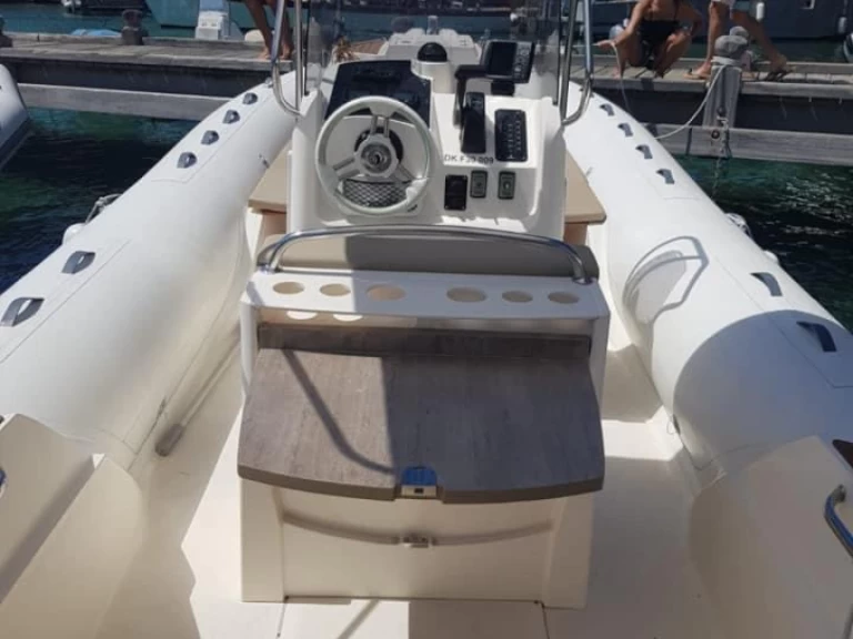 Noleggiare una Capelli Tempest 700 Sun a Hyères