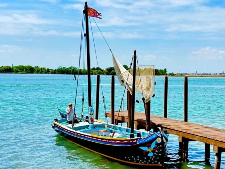 Noleggiare una Amadi Bragozzo a Venezia