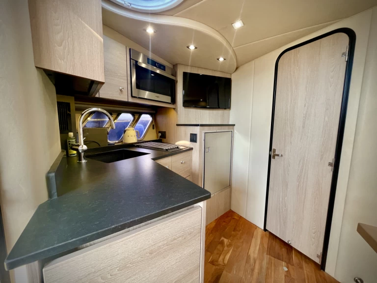 Noleggio Yacht di lusso Cruisers con patente nautica