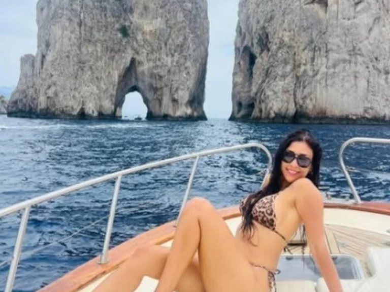 Noleggio Barca a motore con o senza skipper Fratelli Aprea a Capri