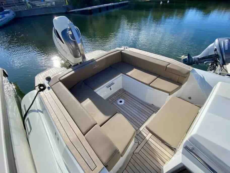 Noleggiare una Renier Renier R8 Tourer a Palermo