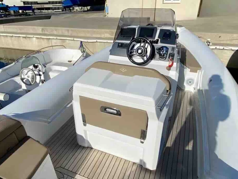 Noleggio barche Palermo economico Renier R8 Tourer