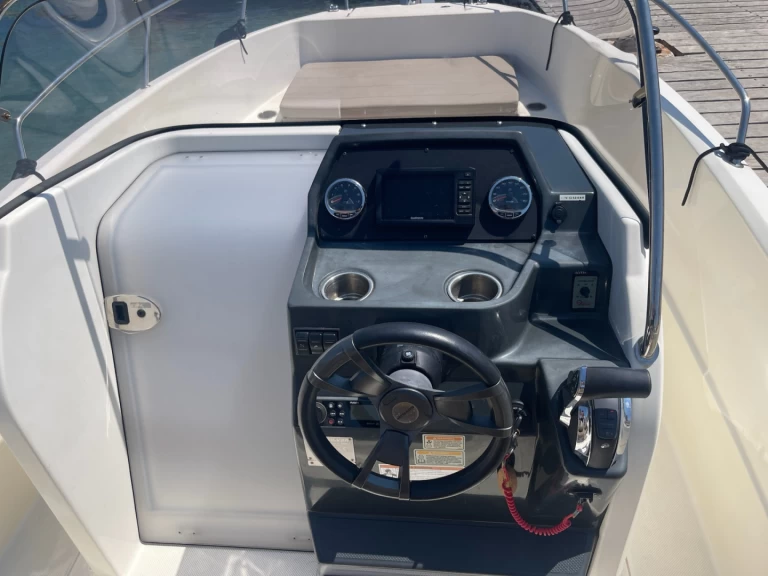 Quicksilver Activ 675 Open da affittare a  La Madrague