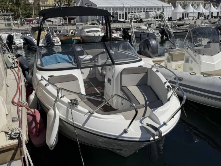 Noleggio Barca a motore Jeanneau con patente nautica