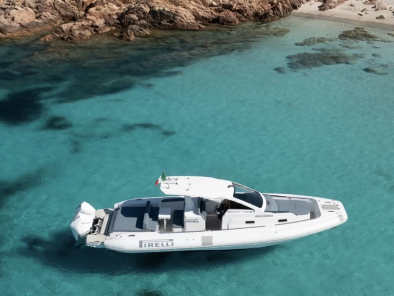 Noleggiare una Pirelli Pirelli 35 a Porto Cervo