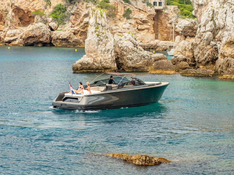 Noleggiare una Reborn Bowrider 38 a Antibes