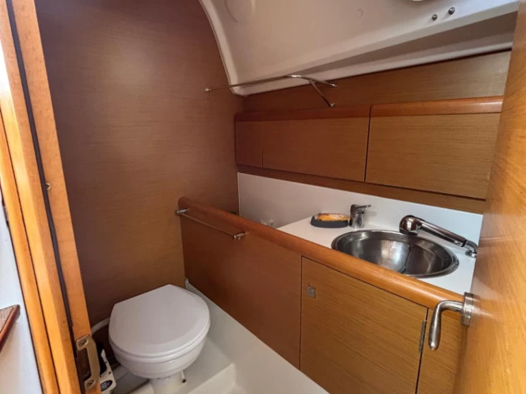 Barca a vela a noleggio a Gouviá al miglior prezzo