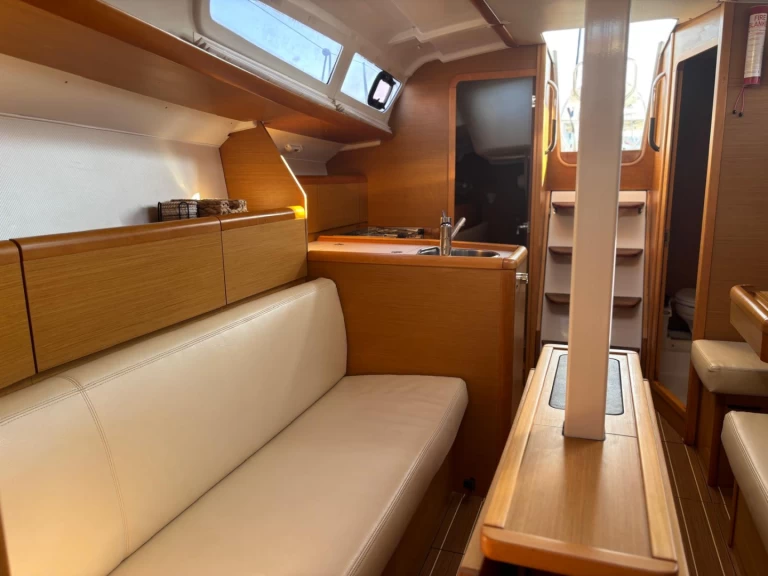 Jeanneau Sun Odyssey 33i da affittare a  Gouviá