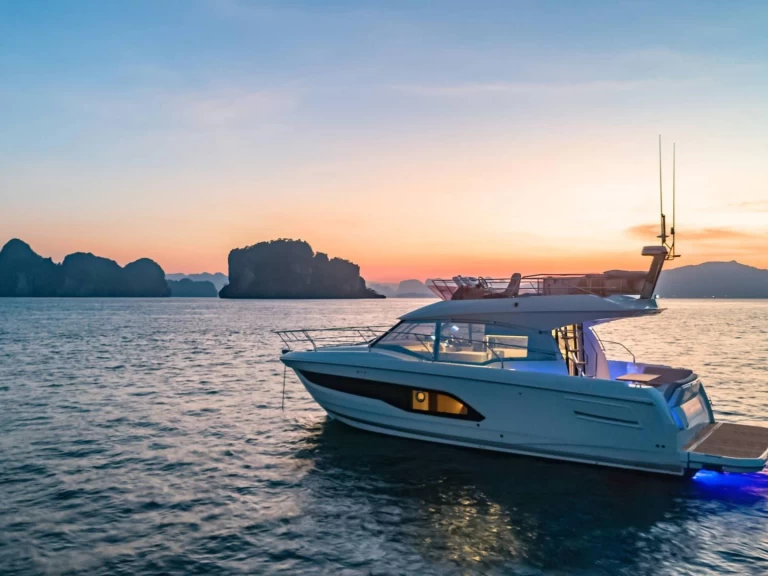 Noleggio Barca a motore con o senza skipper Prestige a Juan-les-Pins