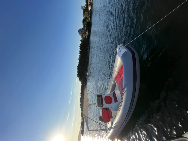 Gommone a noleggio a Port of Cannigione al miglior prezzo