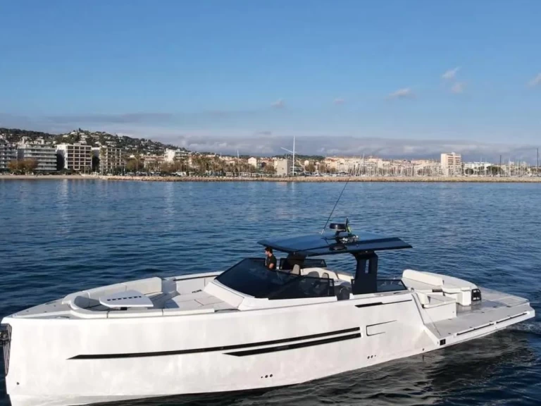 Noleggio Barca a motore OKEAN con patente nautica