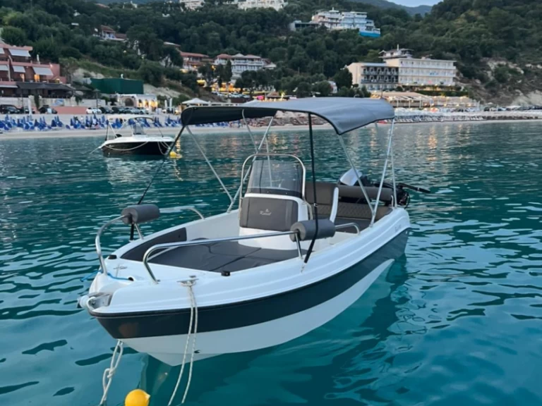 Noleggiare una Karel 170 a Párga