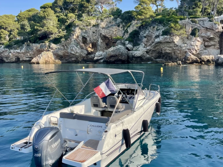 Noleggiare una Jeanneau Cap Camarat 6.5 WA Serie 3 a Antibes