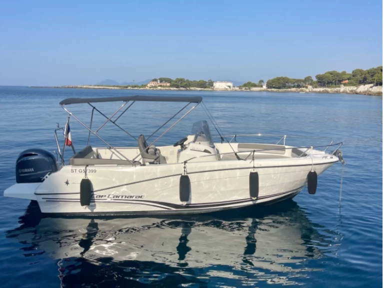Noleggiare una Jeanneau Cap Camarat 6.5 CC Serie 3 a Antibes