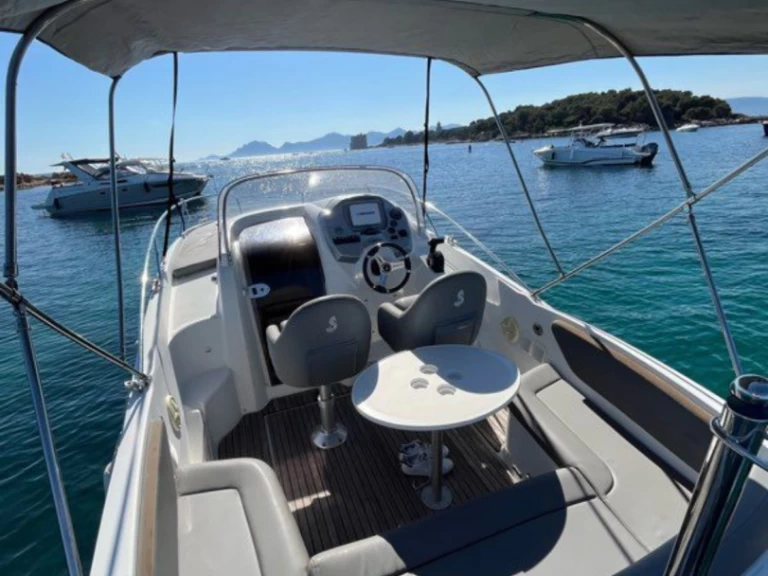 Noleggio Barca a motore Bénéteau con patente nautica