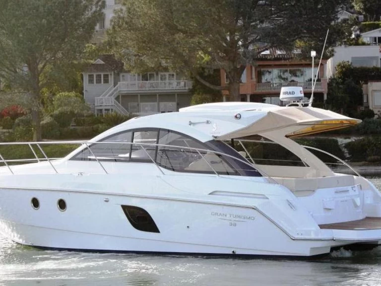 Noleggiare una Gran Turismo 38 a Juan-les-Pins