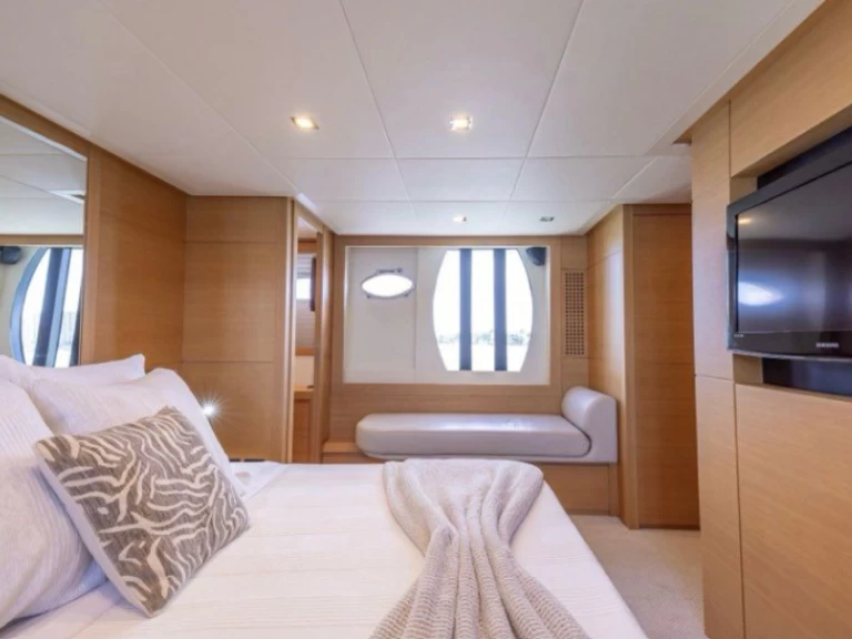 Noleggio Yacht di lusso Pershing con patente nautica