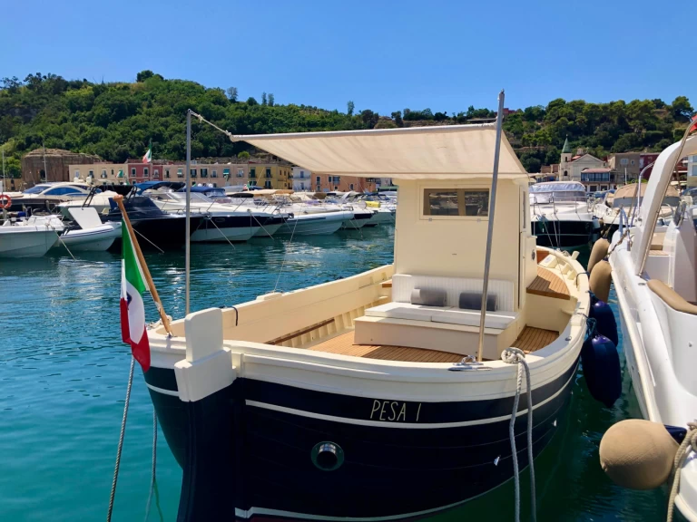 Noleggiare una F.lli Mileo Gozzo a Baia